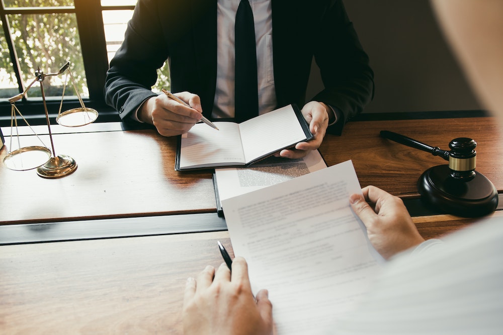 Devenir avocat en droit de la fiscalité internationale des personnes physiques : le guide